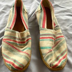 Canvas slightly worn Toms